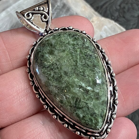 Flashy Green Tourmaline Pendant Crystal Stone Jewelry - Picture 3 of 6